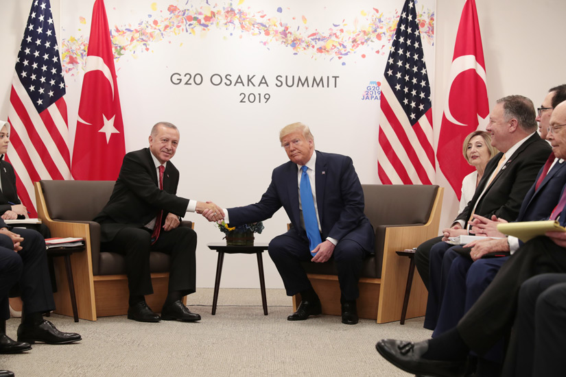 Trump demande à Erdogan de « mettre fin à l’invasion » et sanctionne 3 ministres