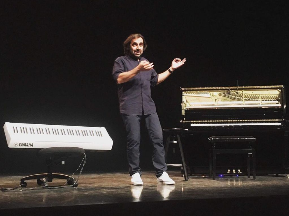 La leçon de piano d’André Manoukian : un chant du périnée drôle et instructif