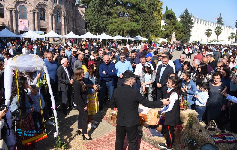 La grenade arménienne de l’Artsakh à l’honneur avec des milliers de visiteurs hier au 3e Festival de la grenade à Martouni (Artsakh)