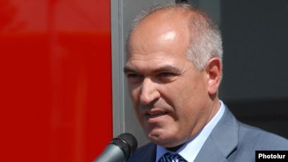 Un homme d&rsquo;affaires accusé de corruption retarde son retour en Arménie pour se soigner