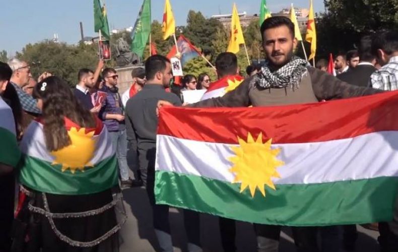 Les jeunes Kurdes manifestent à Erévan contre l’invasion turque en Syrie et apportent leur soutien aux Kurdes