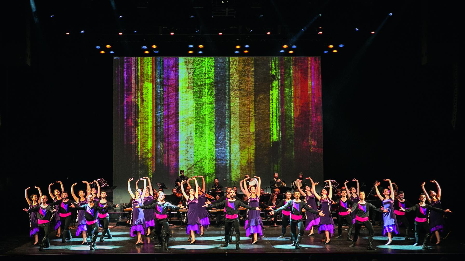 « Continuons d&rsquo;oser ! » : 100 artistes sur scène pour 1000 couleurs, le spectacle d&rsquo;Artmenia