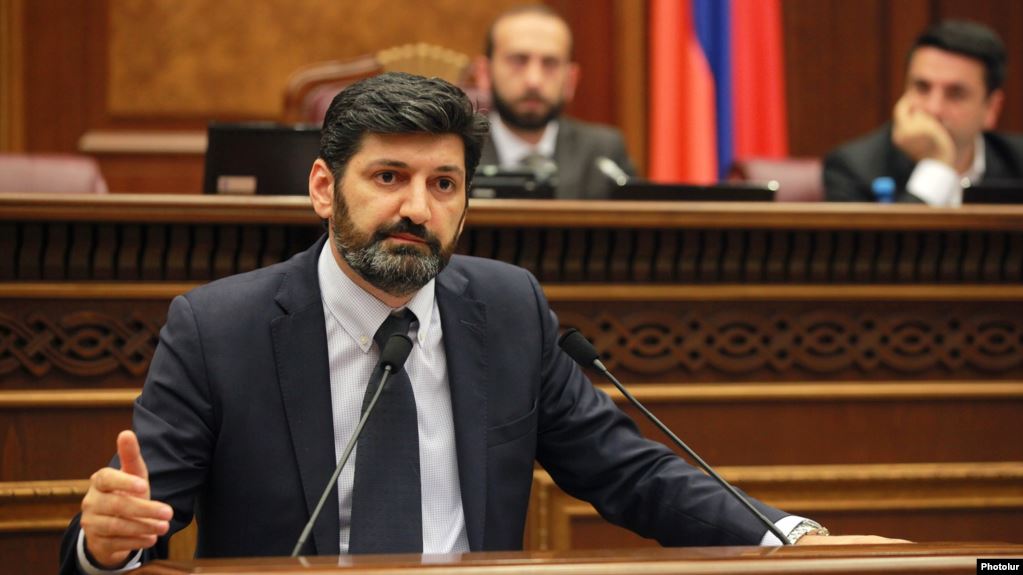 Le juge Vahe Grogorian presse le Parlement de régler la crise constitutionnelle