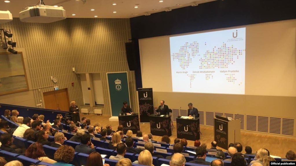 Le ministre des Affaires étrangères Zohrab Mnatsakanian répond à un député azerbaïdjanais
