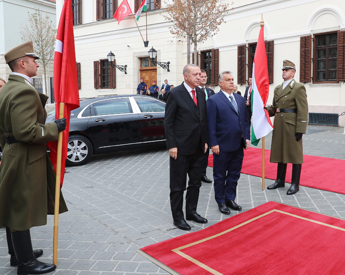 Depuis Budapest, Erdogan menace d' »ouvrir les portes » de l’Europe aux migrants