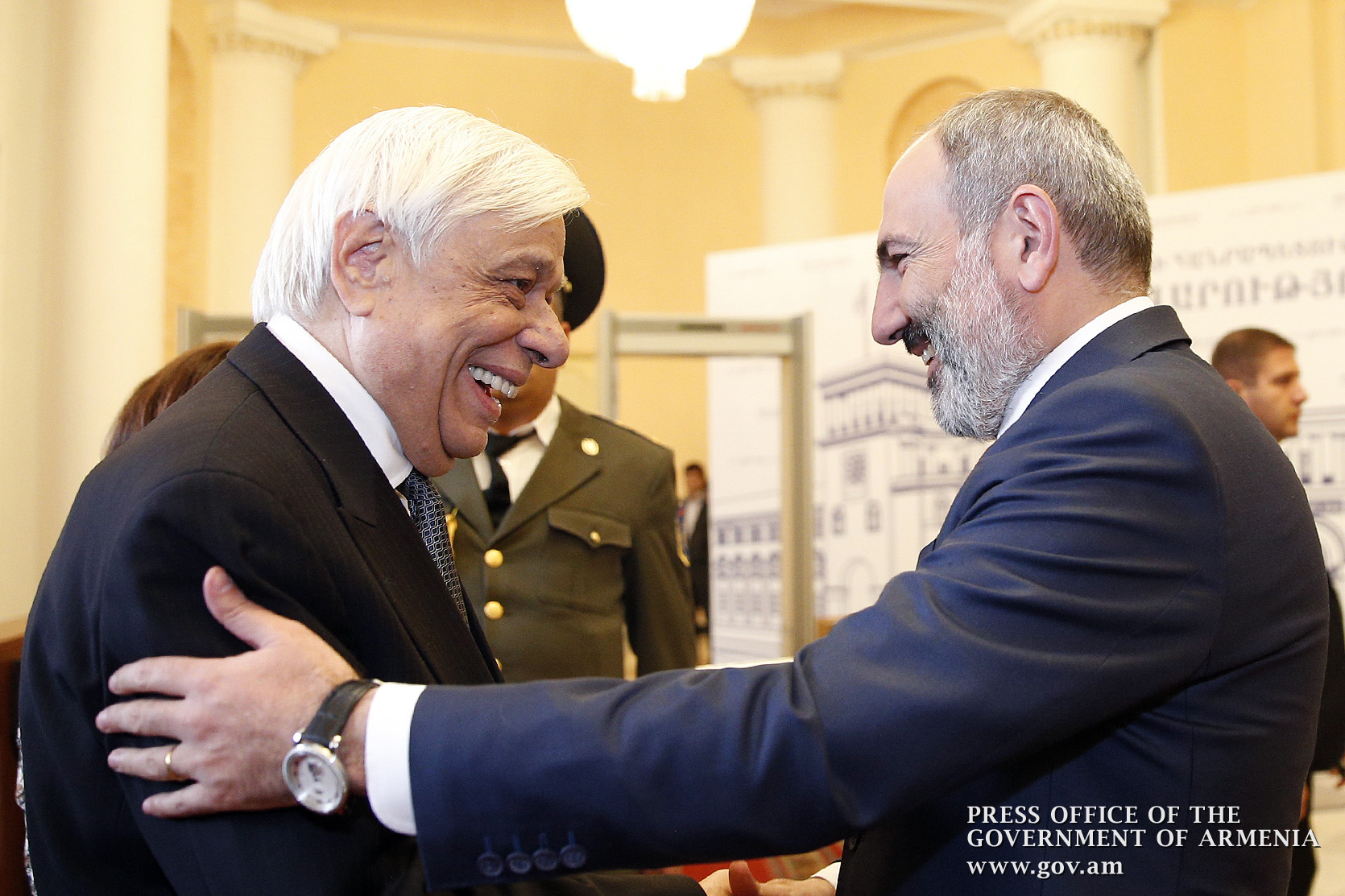 Au Matenadaran, le président grec souligne que « la force des Arméniens » tient dans leurs livres