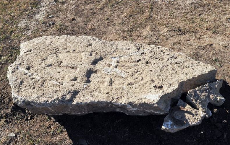 Un khatchkar, croix de pierre arménienne découvert près d’Agna (ex-Aghdam) en Artsakh datant du 9e ou 10e siècle