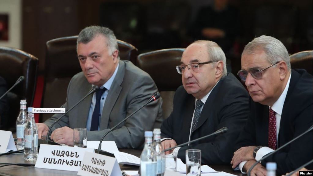 Après sa démission du Conseil public, Vazgen Manukian annonce son retour en politique