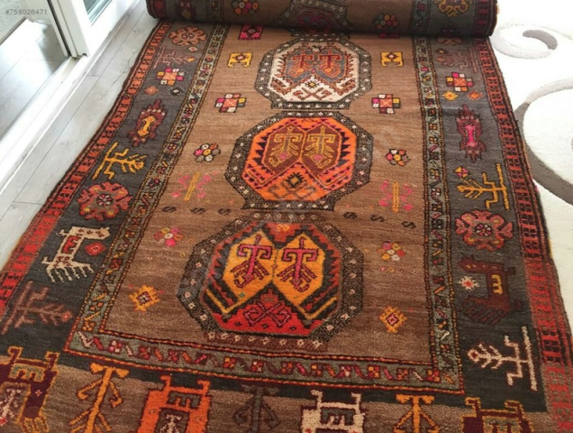 Deux tapis arméniens réalisés avant le génocide mis en vente en ligne sur un site turc à 150 000 dollars pièce par un habitant de Marache