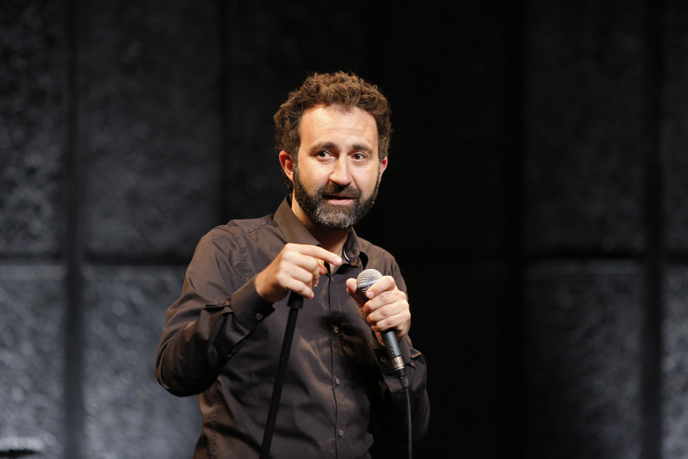 Mathieu Madénian sur scène : le propos avant la blague