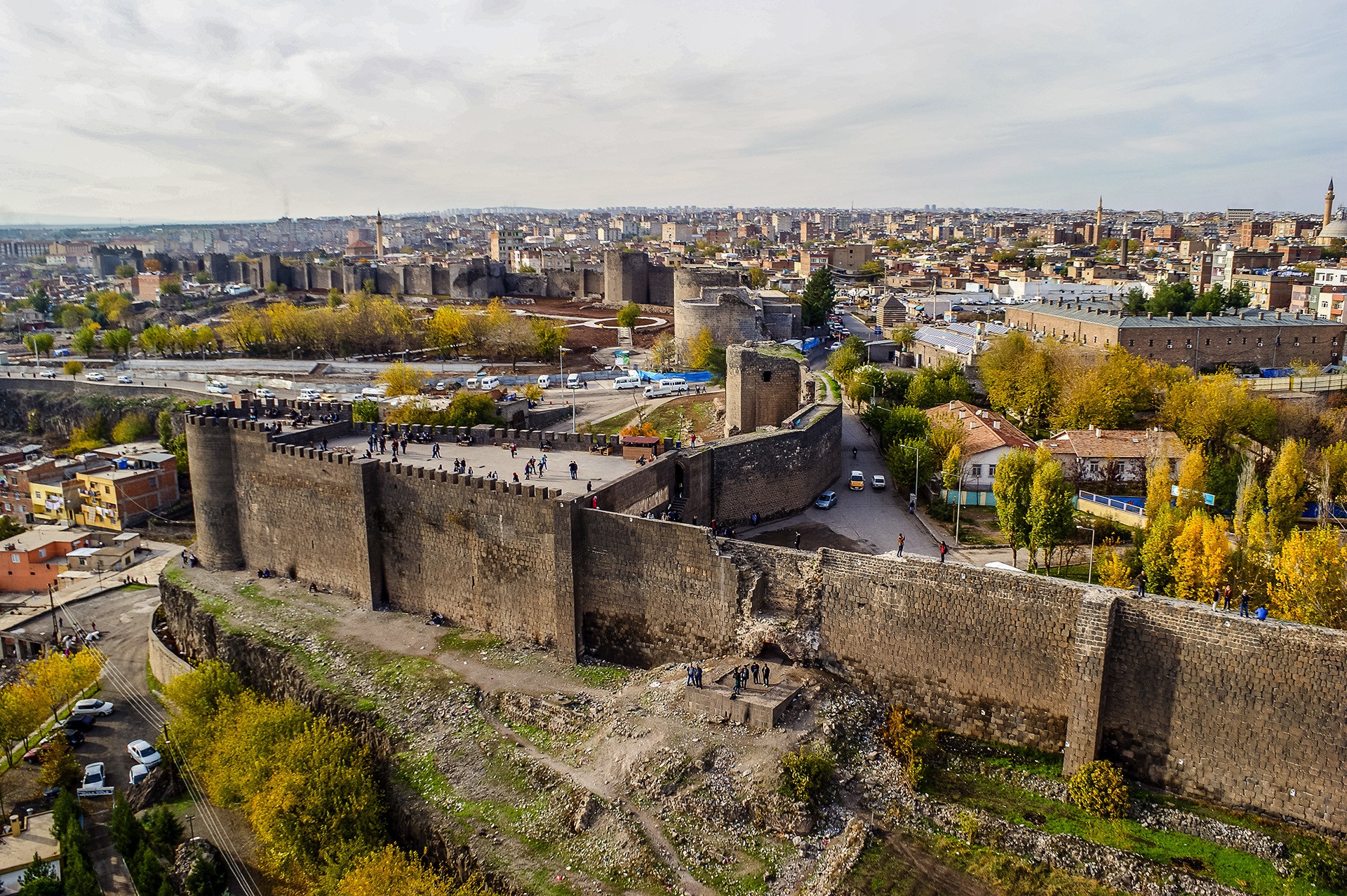 Les fortifications de Diyarbakir classé Patrimoine mondial de l’UNESCO dégradées par les pilleurs de pierres…