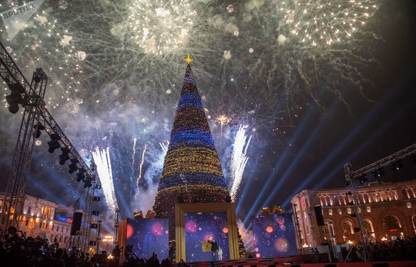 L’Arbre de Noël géant de la place de la République à Erévan a été illuminé ce samedi soir