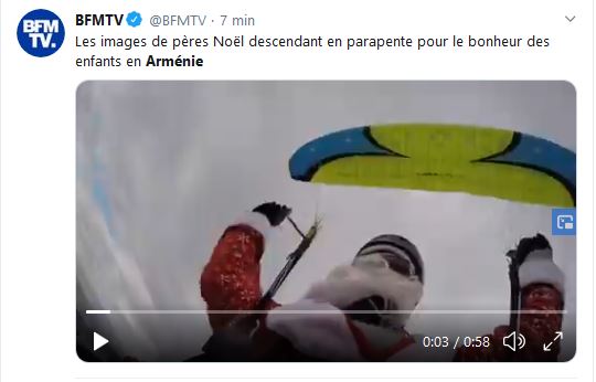 Les images de pères Noël descendant en parapente pour le bonheur des enfants en Arménie