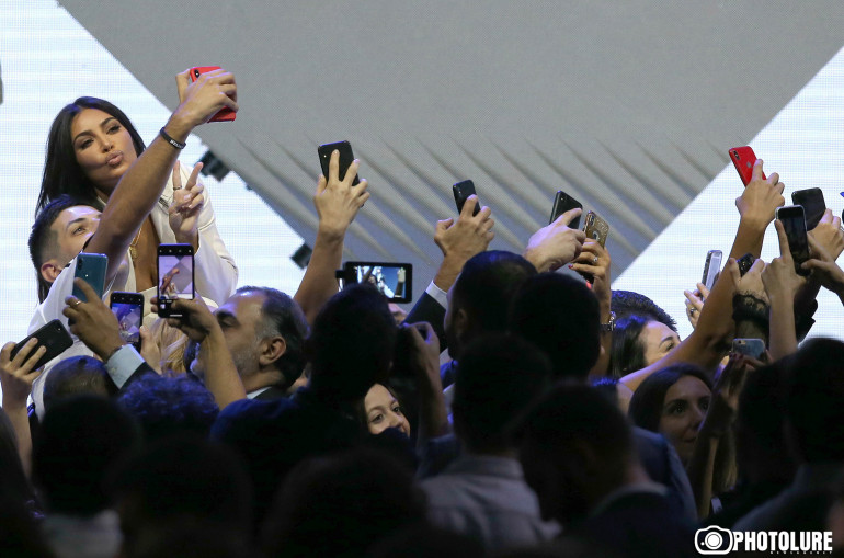 La photo de Kim Kardashian effectuant des selfies en Arménie sélectionnée parmi les meilleures photos de 2019 par l’agence Reuters