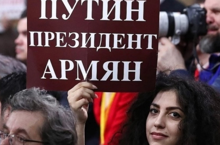 Sur l’affiche elle avait marqué « Poutine président des Arméniens » lors d’un meeting de Poutine et attiré l’attention des médias russes