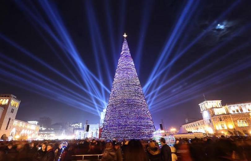 L’Arbre de Noël de la place de la République à Erévan est avec ses 37 mètres le 2e plus haut des capitales des pays de la CEI