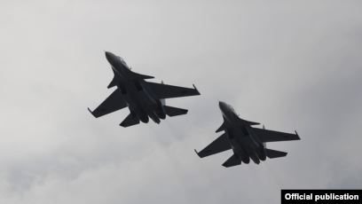 Nikol Pachinian présente quatre avions de chasse achetés à la Russie