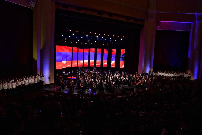 Nikol Pachinian a assisté au concert du Nouvel An à l’Opéra d’Erévan hier soir
