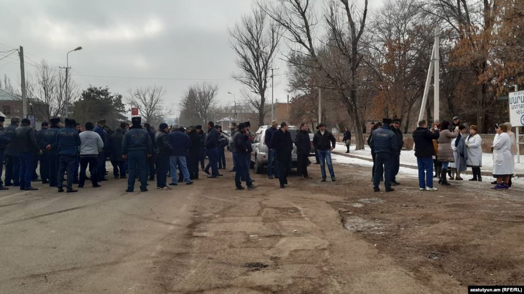 Des villageois protestent contre la fermeture de leur hôpital