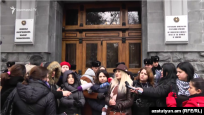 Manifestation de femmes qui affirment qu&rsquo;on leur a dit à tort que leur bébé était mort-né