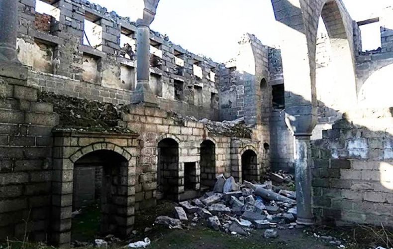 Effondrement d’arches de l’église arménienne Sourp Sarkis de Diyarbakir, suite au séisme d’Elazig (Kharpert)