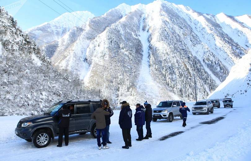 Plus d’un millier de véhicules bloqués pour cause de neige au col de Lars, point de passage entre la Géorgie et la Russie
