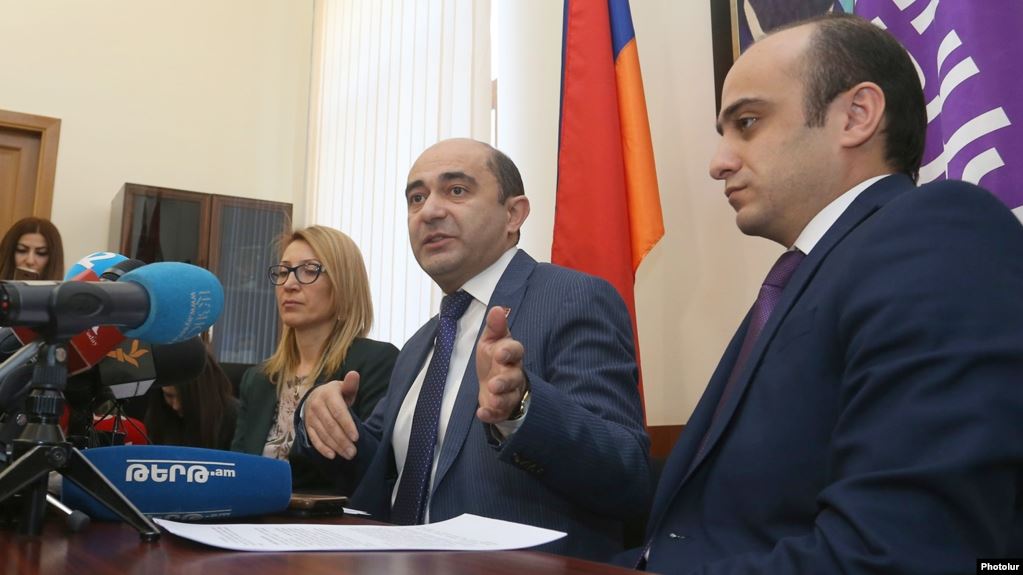 Modifications constitutionnelles : l’opposition clarifie sa position sur le référendum «illégal»