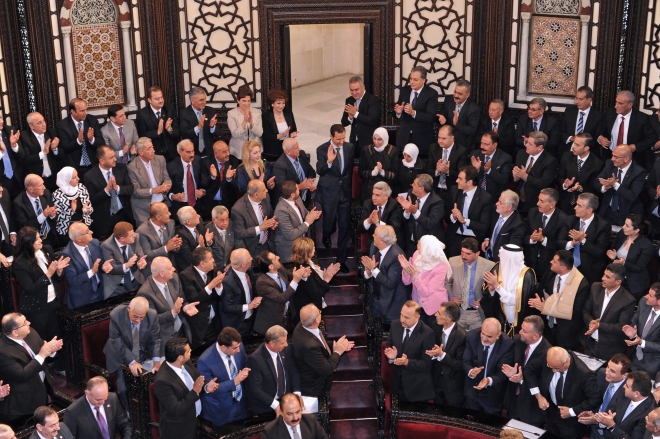 Après le vote de la résolution de reconnaissance du génocide arméniens, les députés debout applaudirent longuement