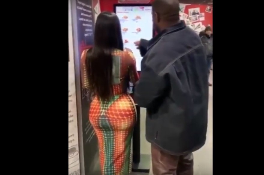En visite à Paris, Kim Kardashian et Kanye West débarquent… au KFC !