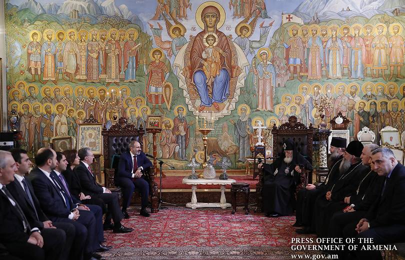 Nikol Pachinian fut reçu par le Patriarche Ilia II de Géorgie et évoquèrent les relations entre Arméniens et Géorgiens deux peuples chrétiens frères