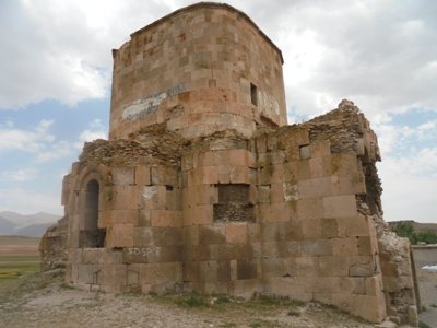 Garo Paylan demande au ministre turc sur les moyens mis en place pour réparer l’église arménienne Sainte-Etchmiadzine de la région de Van touchée par le séisme de février