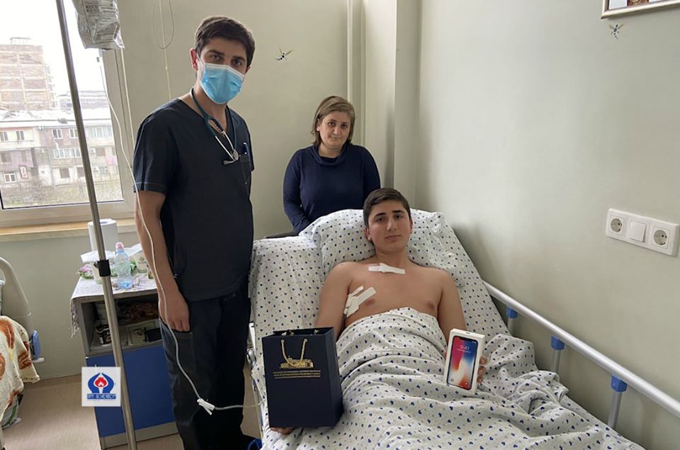 Anna Hakobyan a offert des cadeaux à deux enfants du centre hospitalier Sourp Asdvadzamayr d’Erévan