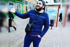 Un jeune Arménien et sa mère fabriquent et distribuent gratuitement des masques aux personnes âgées à Donetsk (Ukraine)