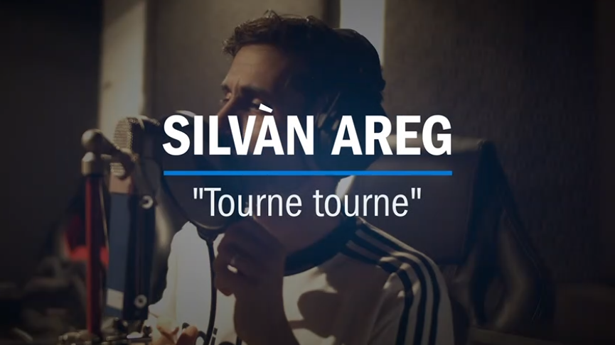Silvàn Areg interprète son nouveau single « Tourne tourne » de chez lui