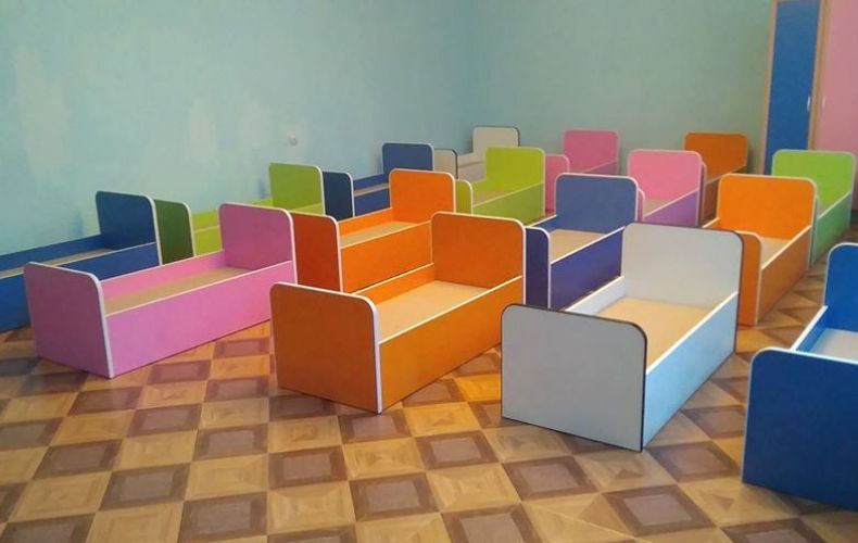 Un bienfaiteur offre de nouveaux lits à l’école maternelle du village de Khatchen dans la région d’Askeran (Artsakh)