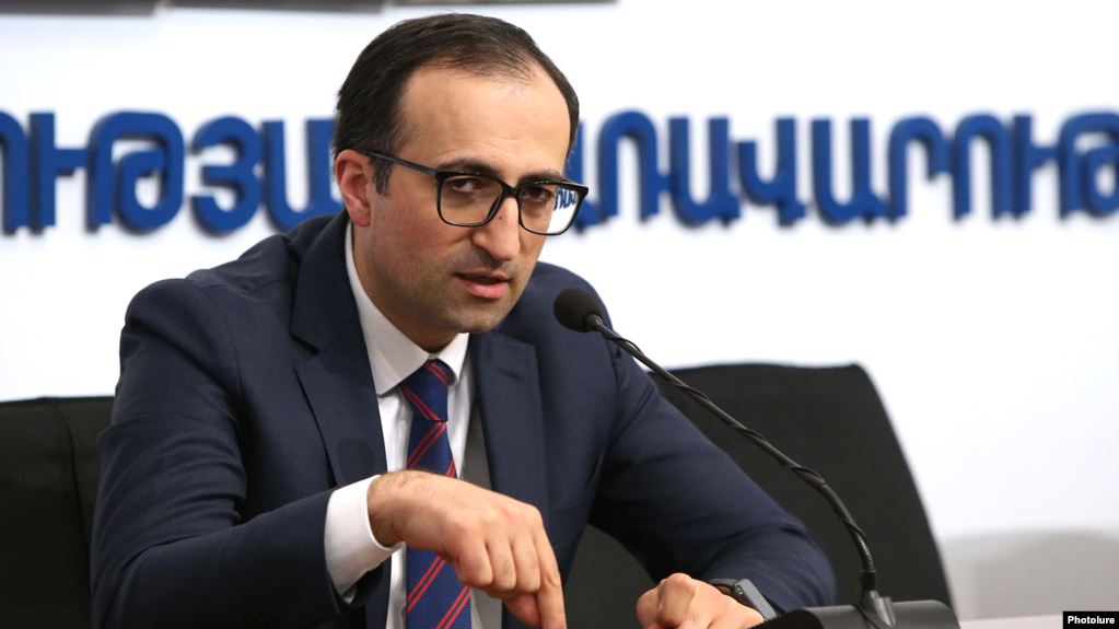 Le ministre de la Santé recommande la prudence malgré des signes encourageants