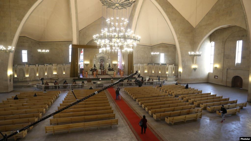 Les cérémonies de Pâques marquées par le vide dans les églises
