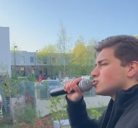 Tous les soirs, Hakob Ghasabian offre un mini-concert sur son balcon