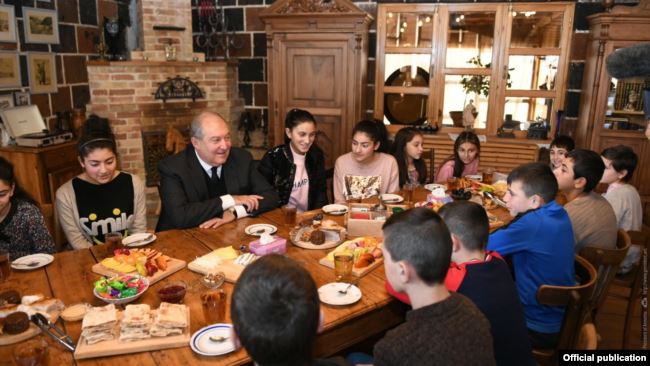 Le president Armen Sarkissian appelle à un juste “équilibre” entre la lutte contre l’épidémie et la reprise de l’activité économique