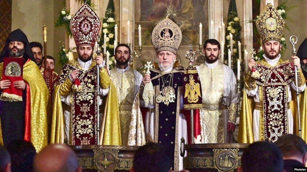 L’Église apostolique arménienne réagit aux critiques de Pachinian