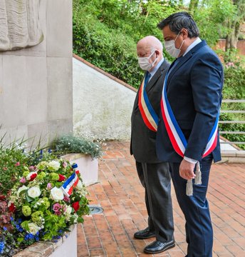 André Santini a déposé une gerbe devant le monument aux morts franco-arménien d&rsquo;Issy-les-Moulineaux
