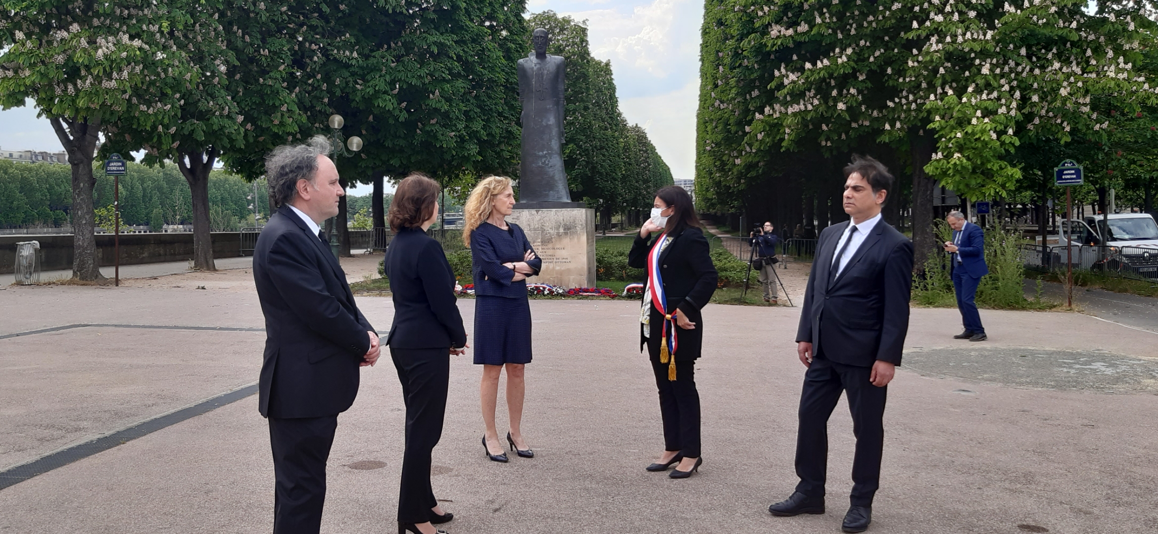 Pour le gouvernement, Nicole Belloubet a déposé une gerbe à la statue Komitas