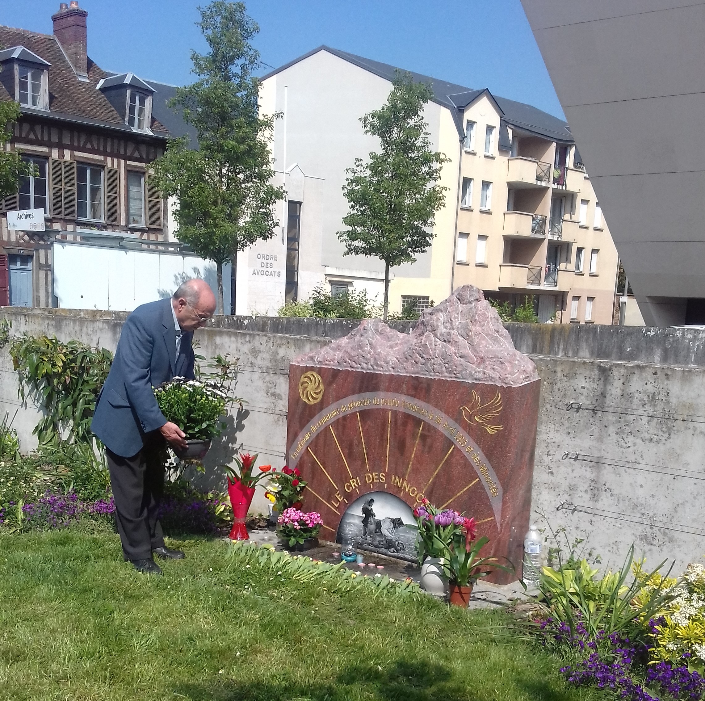Les membres de la communauté à tour de rôle devant le mémorial du génocide