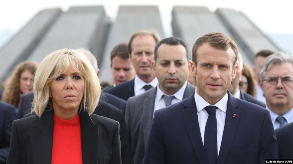 Emmanuel Macron s&rsquo;engage à lutter contre le négationnisme