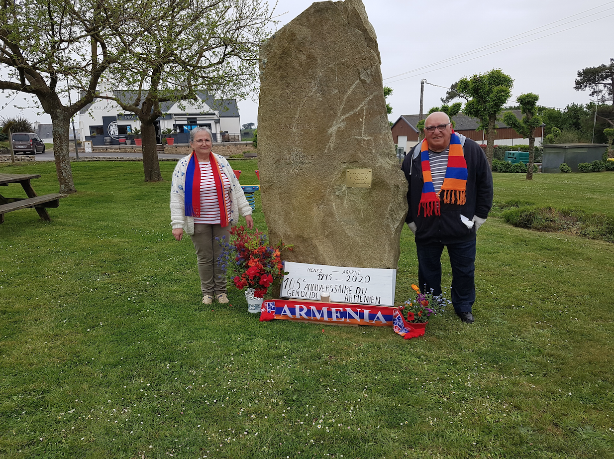 Commémoration du génocide devant le menhir du souvenir de Beuzec-Cap-Sizun