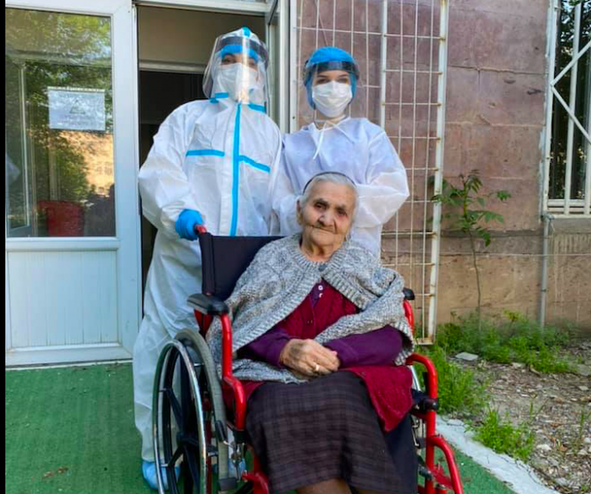 A Erévan, la « grand-mère » Haygouch (94 ans) infectée par le coronavirus est sortie guérie de l’hôpital