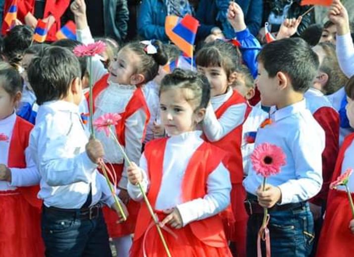 En Arménie l’an dernier Naré chez les filles et Davit chez les garçons avaient la côte des prénoms des nouveaux nés