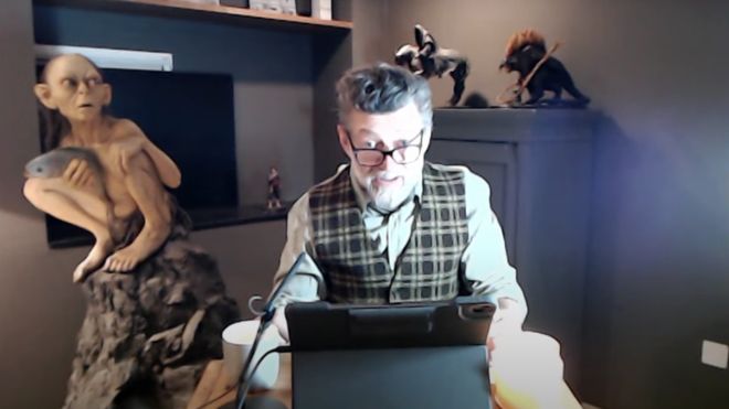 L&rsquo;acteur arméno-britannique Andy Serkis lit l&rsquo;intégralité du Hobbit en ligne et recueille 351 000 $ pour une œuvre caritative
