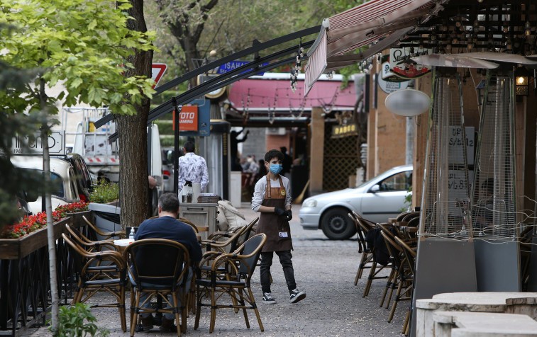 A Erévan les bars en plein air et les restaurants travaillent au ralenti avec une timide clientèle qui ne se bouscule pas