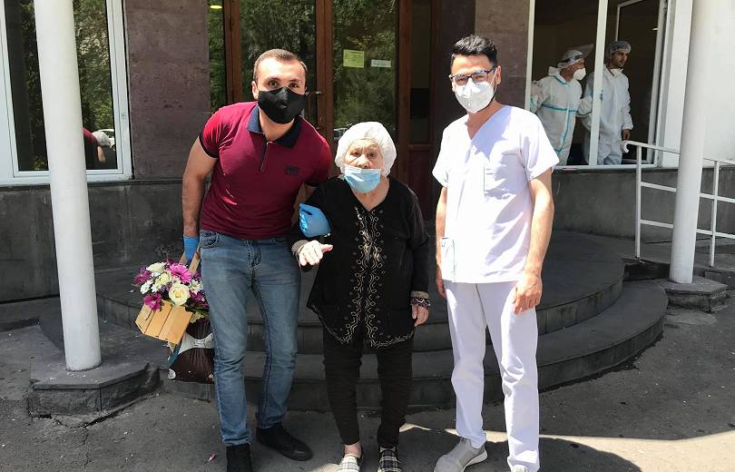 En Arménie, Srbouhi Mouratyan (91 ans) sort de l’hôpital guérie du coronavirus